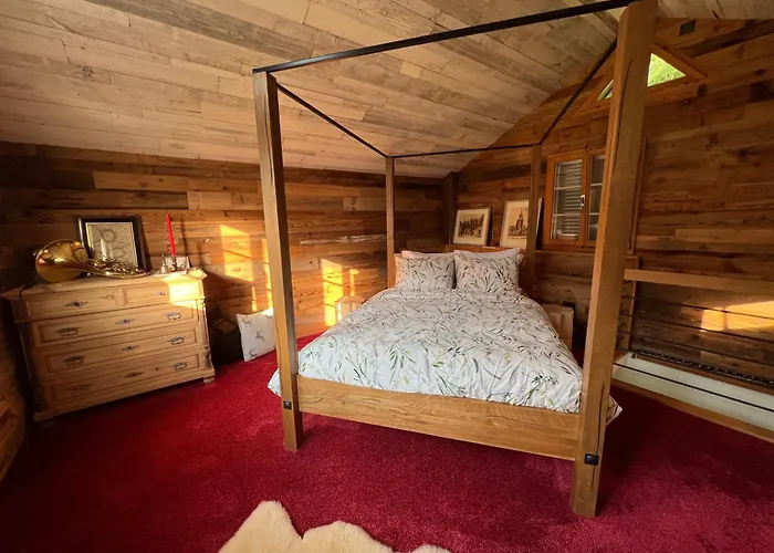 Romantic Private Superior Swiss Chalet With Hottub